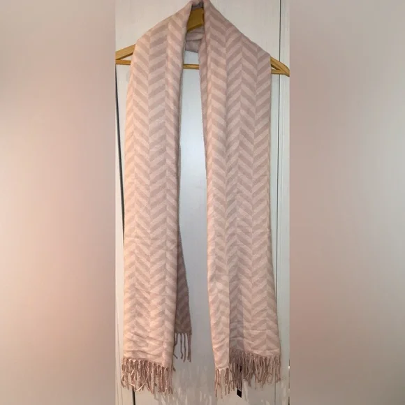 BNWT Love & Lore Indigo Pink Chevron Fringe Scarf - O/S - Picture 2 of 14
